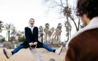 Bujarý pár na hojdačke na detskom ihrisku