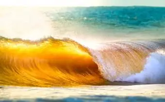 Vague de l'océan se brisant au coucher du soleil