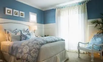 Acogedor dormitorio azul