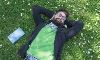 hombre descansando en la hierba