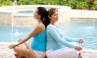 mujeres embarazadas meditando