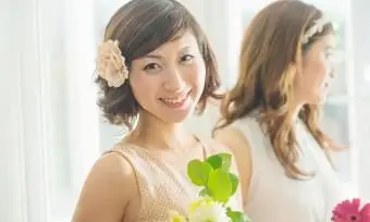 Mujer sonriente, con, flor