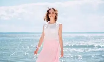 Mujer disfrutando de las vacaciones de verano