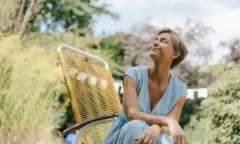 Mujer relajada sentada en el jardín