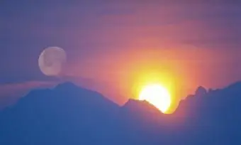 sole e luna dietro la montagna