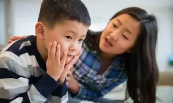 sorella confortante fratello triste