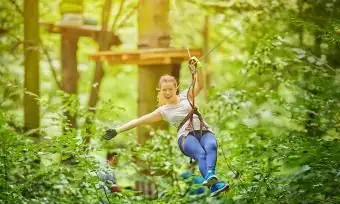 kobieta cieszy się zipowaniem