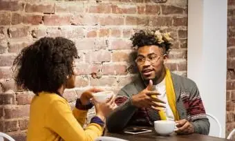 para rozmawiająca w kawiarni