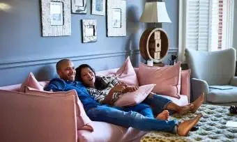 Pár doma pri televízii