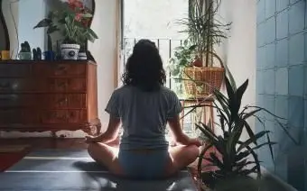 Frau, die zu Hause meditiert