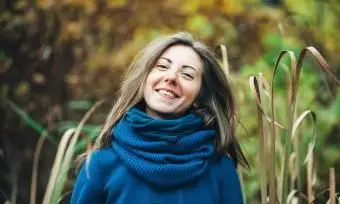 donna che indossa cappotto e sciarpa blu