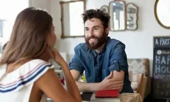 Coppia che parla tra di loro