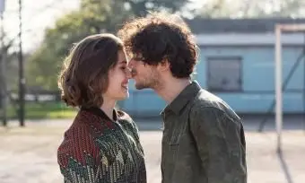 Giovane che bacia la fidanzata