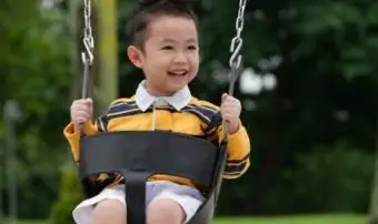 chłopak na huśtawce