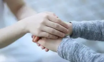 ręce dorosłych i dzieci