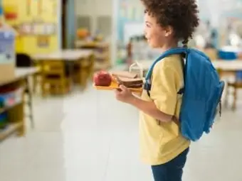 Junge, der in der Schule zu Mittag isst