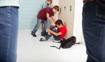 Jungs schikanieren Klassenkameraden