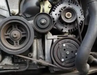 איך לשים חגורה מתפתלת על מכונית