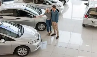 coppia che guarda auto nuove new