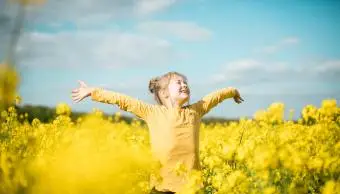 Bezstarostná dívka v poli znásilnění