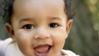 Śliczne uśmiechnięte dziecko