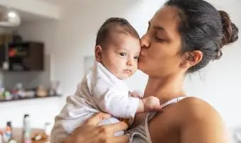 La madre dà un bacio al suo bambino