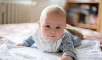 bambino che gattona sul letto