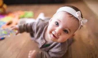 Roztomilá Holčička Procházení V Obývacím Pokoji