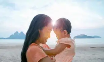 Matka A Dcera Na Pláži Proti Obloze