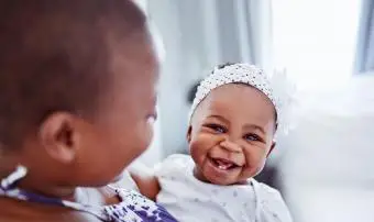 rozkošná holčička lepení se svou matkou doma