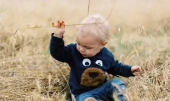 축구 유니폼을 입고 신생아