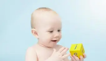 알파벳 큐브를 보고 있는 아기