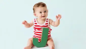 판지 편지 J를 가지고 노는 아기