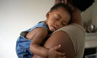 dítě spí na mámě