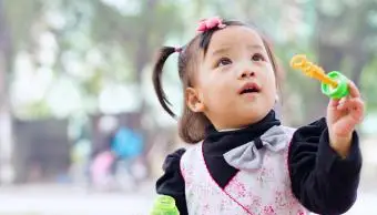 Petite fille jouant avec des bulles