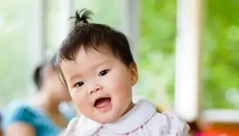 Mignonne petite fille heureuse