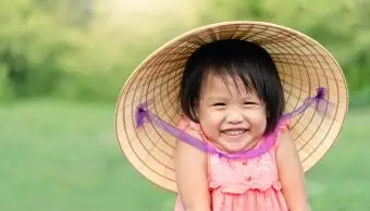 Fille souriante au chapeau