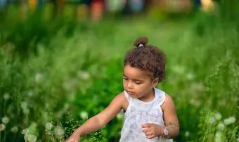 תינוקת בטבע