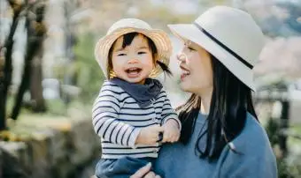 japonská holčička s matkou v parku