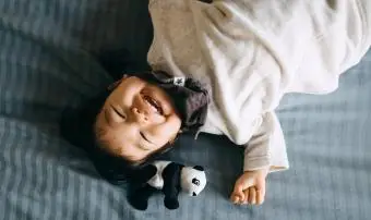 Asijské batole dívka se radostně směje