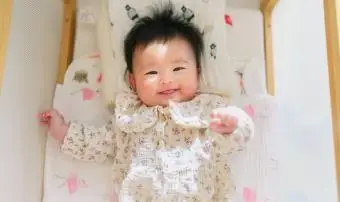 Malé dítě při pohledu na fotoaparát a usmívá se