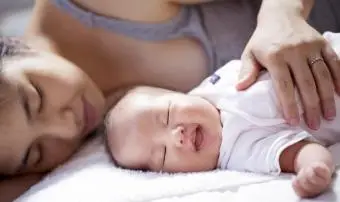 Matka a její dítě společně zdřímnout