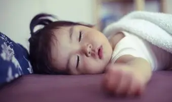 Japonská holčička spí
