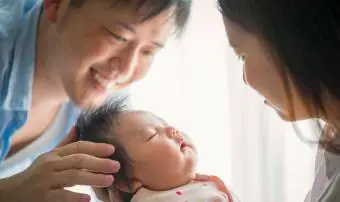 Japonská matka a otec s novorozenou dcerou