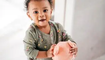 Usmívající se batole s hračkou