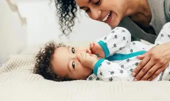 Matka Hraje Se Synem Na Posteli Doma