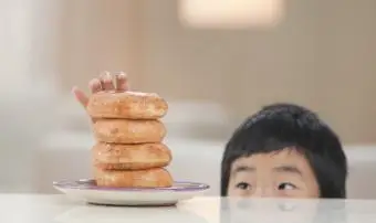 Malý chlapec s kobliha ze zásobníku