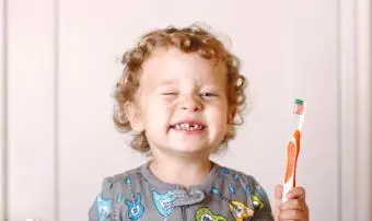 Batole v pyžamu si čistí zuby