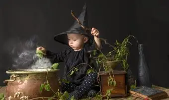 Malé dítě čarodějnice vaření lektvaru