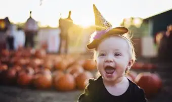 Holčička leze přes dýňový náplast